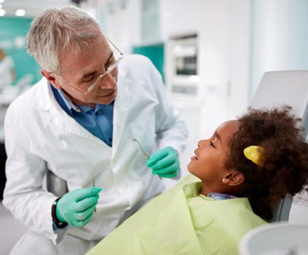 dentist talking to young girl 